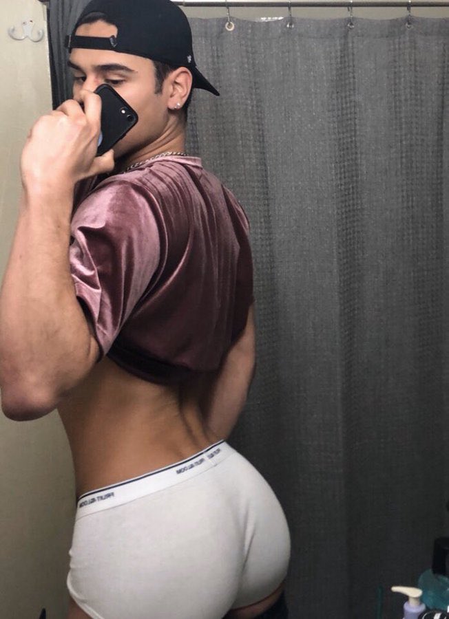 If he shares this pic on the apps, I imagine he gets all the dick he wants.