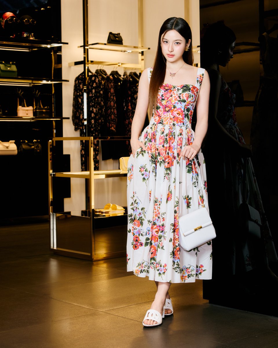 มาหวาน มาน่ารัก! ชมลุคสวยของสาว #พรีมชนิกานต์ ในโททัลลุคใหม่จาก Pre-Spring 2026 จาก Dolce&amp;Gabbana กับลุคโรแมนติกผ่านเดรสผ้า cotton พิมพ์ลายช่อดอกไม้ จับคู่กระเป๋า Marlene พร้อมเช็คอินบูติกแห่งใหม่ ณ เอ็มควอเทียร์ 💚

#primiily
#DGPS26
#DolceGabbana
#MintNews