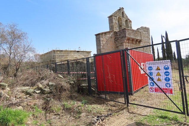 JulioVias's tweet photo. Por fin comienzan las obras de consolidación de la ruinas de la iglesia medieval de #Navalquejigo, en El #Escorial.
Vía @entornoescorial
https://t.co/MrX4OtrGUQ https://t.co/g7hUCujCIj
