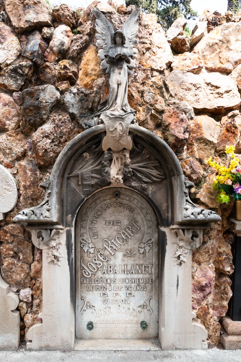 filocalus's tweet photo. 32_ Cementeri de Montjuïc (Barcelona 🇪🇸)

Work by Enric Serra and Joan Figueras.

#typelovers #modernisttypeface #typography #lettercutters #stoneengraving #stonecarving #heritage #cemetery #grave #memorial #epitaph https://t.co/5rVsgHEcnz