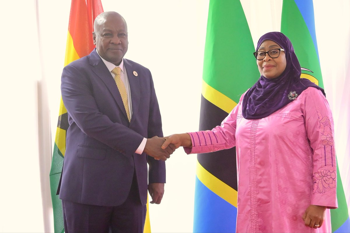 Mapema leo jijini Arusha nimemkaribisha na kufanya mazungumzo na Rais wa Jamhuri ya Ghana, Mheshimiwa John Dramani Mahama ambapo tumejadili juu ya kuimarisha ushirikiano wa kimkakati katika mageuzi ya kiuchumi, kuongeza thamani ya rasilimali zetu, ajira kwa vijana na maendeleo ya