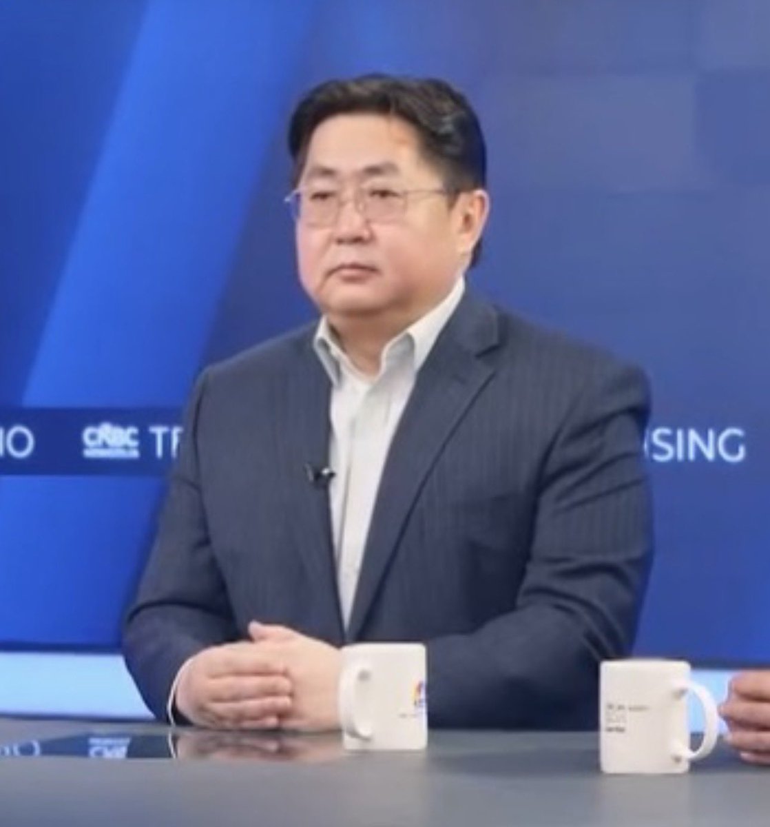 angar_d's tweet image. #CNBC-р яг 2 сарын зайтай 2 ярилцлагад орж. Эхнийх нь 2026 оны 1 сарын 5-нд, хоёрдахь нь өнөөдөр. 2 сарын хугацаанд 10+ кг хассан гэсэндээ хүзүү жаахан татрах нь татарчээ, гэхдээ болоогүй ээ дахиад 10 кг хасчихвал зангиа зүүдэг болох нь 😛

Дахиад 2 сарын дараа буюу 5 сарын 5-нд