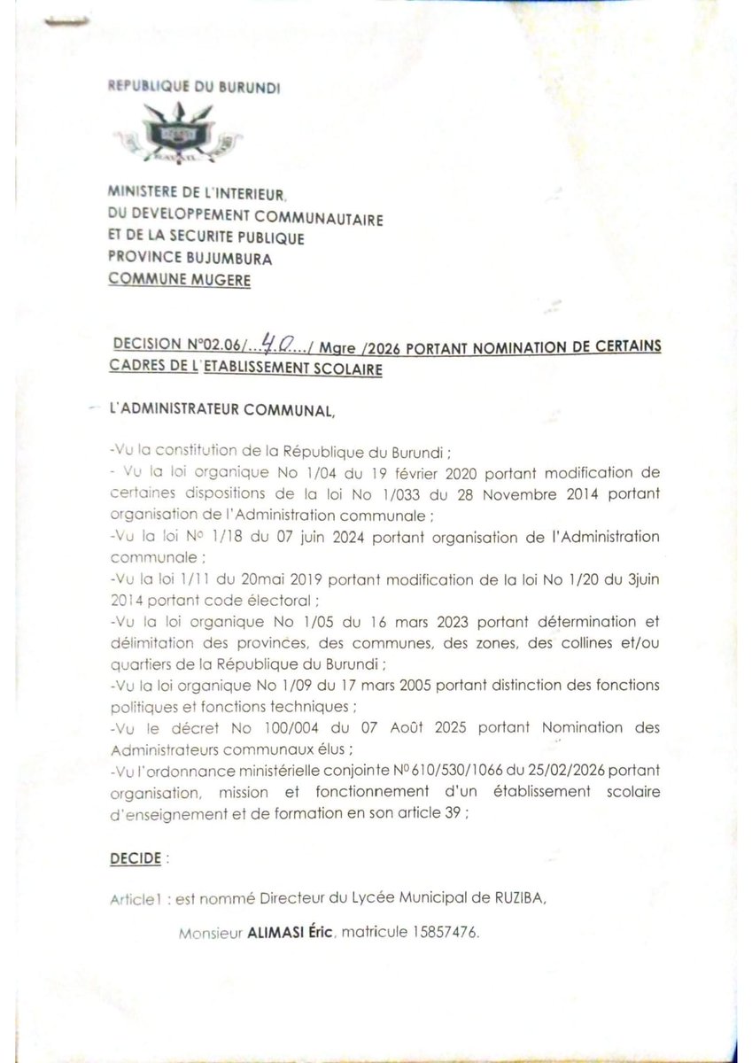 FOCODE_'s tweet photo. #Mugere : Ishure Lycée Municipal #Ruziba ryaronkejwe indongozi nshasha .

Ishure Lycée Municipal #Ruziba riramutswa indongozi shasha kuva ku wa 27 ruhuhuma 2026 nkuko tubisanga mu rwandiko rwa musitanteri wa commune #Mugere umupfasoni HATANGAYO Adélaïde.

Muri urwo rwandiko , umuyobozi yahahora Charles Munezero yasubiriwe na ALIMASI ERIC, umuyobizi ajejwe indero Audifax Nkengurutse  yasimbuwe na NIYONGABO Anicet, umuyobozi ajejwe ivyigwa nawe yasubirijwe na NSABIMANA Michel .

Mwokwibuka ko ku musi wa 3 igenekerezo rya 18 ruhuhuma  twari twabahaye inkuru ibabaje mbere iteye isoni yerekeye ubusuma bw'ibibazo vy'igifaransa n'icongereza bigeretseko inyifato iteye isoni yo kugoba izo baragiye bivurwa ku muyobozi w'ishure Lycée municipal #Ruziba Charles Munezero hamwe n'uwujejwe indero akongera akaba n'umwigisha w'igifaransa Audifax Nkengurutse. 

Mu nyuma yaho  twarababwiye ko umuyobozi Charles Munezero yahavuye ahagarikwa mu gatondo ka kare ko ku musi wa 4 igenekerezo rya 19 ruhuhuma 2026.  Igihe c'isaha zibiri n'inusu niho pic up y'igipolisi yuriza Charles bamukuye mu bureau  aho yaratonze ku mirimo yiwe ya misi yose.  Amasoko yacu yatumenyesheje ko gushika ubu Charles agifungiwe muri commissariat y'igipolisi mu #Kabezi .Ivyo biruko mugihe Audifax Nkengurutse atashoboye gufatwa kuko wewe yoba yarashoboye kw'inyegeza .

Mwomenya kandi ko ku musi wa 4 nyene ariho intumwa zitanu zigizwe n'abategetsi  babiri bo muri DPE #Bujumbura, 2 bo muri DCE #Mugere  n'umwe wo muri Zone #Ruziba bagirisha abarezi bose inama yamaze amasaha atanu arenga . Mu mpera y'iyo nama bahavuye bafata  umwanzuro yuko abanyeshure 9 bose vyagaragaye mu matohoza ko bakoze bafise ibibazo birukanwa burundu  hamwe no guhana hakurikijwe amategeko abayobozi bose bagize uruhara muri ubwo busuma bw'ibibazo. Ingingo yo kwirukana abanyeshure ngo izoshirwa mungiro  vuba cane ifashwe n'ubugenduzi bw'indero.  

Abatari bake bizeye ko izo ndongozi nshasha zigiye kwihutira gusubiza ibintu mu buryo cane cane muguhana abanyeshure bagirizwa ubusuma bw'ibibazo . Barindiriye kandi ko intahe ikubita mu gahanga uwahora ari umuyobozi Charles Munezero hamwe n'uwahora ajejwe indero Audifax Nkengurutse. 

Ntitworeka gukengurikira abo bose bariko baragira ico bakoze kugira abo barezi badohotse kw'ibanga ryo kurera babogozwe bongere bahanwe hakurikijwe amategeko