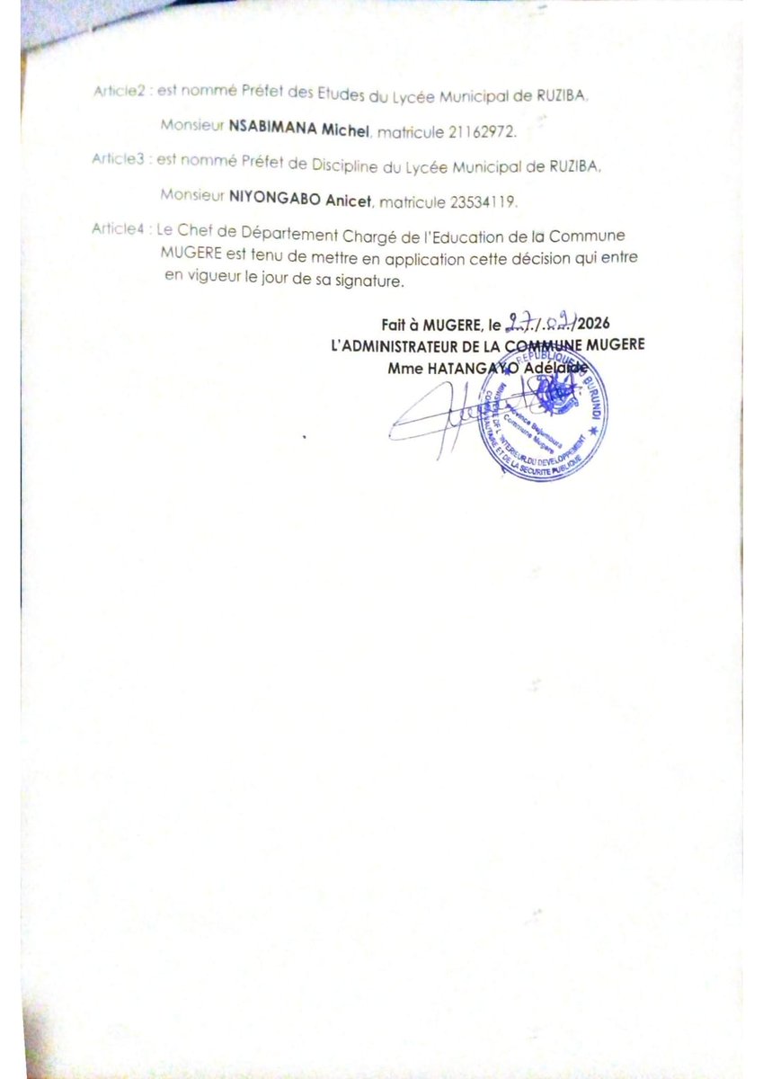 FOCODE_'s tweet photo. #Mugere : Ishure Lycée Municipal #Ruziba ryaronkejwe indongozi nshasha .

Ishure Lycée Municipal #Ruziba riramutswa indongozi shasha kuva ku wa 27 ruhuhuma 2026 nkuko tubisanga mu rwandiko rwa musitanteri wa commune #Mugere umupfasoni HATANGAYO Adélaïde.

Muri urwo rwandiko , umuyobozi yahahora Charles Munezero yasubiriwe na ALIMASI ERIC, umuyobizi ajejwe indero Audifax Nkengurutse  yasimbuwe na NIYONGABO Anicet, umuyobozi ajejwe ivyigwa nawe yasubirijwe na NSABIMANA Michel .

Mwokwibuka ko ku musi wa 3 igenekerezo rya 18 ruhuhuma  twari twabahaye inkuru ibabaje mbere iteye isoni yerekeye ubusuma bw'ibibazo vy'igifaransa n'icongereza bigeretseko inyifato iteye isoni yo kugoba izo baragiye bivurwa ku muyobozi w'ishure Lycée municipal #Ruziba Charles Munezero hamwe n'uwujejwe indero akongera akaba n'umwigisha w'igifaransa Audifax Nkengurutse. 

Mu nyuma yaho  twarababwiye ko umuyobozi Charles Munezero yahavuye ahagarikwa mu gatondo ka kare ko ku musi wa 4 igenekerezo rya 19 ruhuhuma 2026.  Igihe c'isaha zibiri n'inusu niho pic up y'igipolisi yuriza Charles bamukuye mu bureau  aho yaratonze ku mirimo yiwe ya misi yose.  Amasoko yacu yatumenyesheje ko gushika ubu Charles agifungiwe muri commissariat y'igipolisi mu #Kabezi .Ivyo biruko mugihe Audifax Nkengurutse atashoboye gufatwa kuko wewe yoba yarashoboye kw'inyegeza .

Mwomenya kandi ko ku musi wa 4 nyene ariho intumwa zitanu zigizwe n'abategetsi  babiri bo muri DPE #Bujumbura, 2 bo muri DCE #Mugere  n'umwe wo muri Zone #Ruziba bagirisha abarezi bose inama yamaze amasaha atanu arenga . Mu mpera y'iyo nama bahavuye bafata  umwanzuro yuko abanyeshure 9 bose vyagaragaye mu matohoza ko bakoze bafise ibibazo birukanwa burundu  hamwe no guhana hakurikijwe amategeko abayobozi bose bagize uruhara muri ubwo busuma bw'ibibazo. Ingingo yo kwirukana abanyeshure ngo izoshirwa mungiro  vuba cane ifashwe n'ubugenduzi bw'indero.  

Abatari bake bizeye ko izo ndongozi nshasha zigiye kwihutira gusubiza ibintu mu buryo cane cane muguhana abanyeshure bagirizwa ubusuma bw'ibibazo . Barindiriye kandi ko intahe ikubita mu gahanga uwahora ari umuyobozi Charles Munezero hamwe n'uwahora ajejwe indero Audifax Nkengurutse. 

Ntitworeka gukengurikira abo bose bariko baragira ico bakoze kugira abo barezi badohotse kw'ibanga ryo kurera babogozwe bongere bahanwe hakurikijwe amategeko