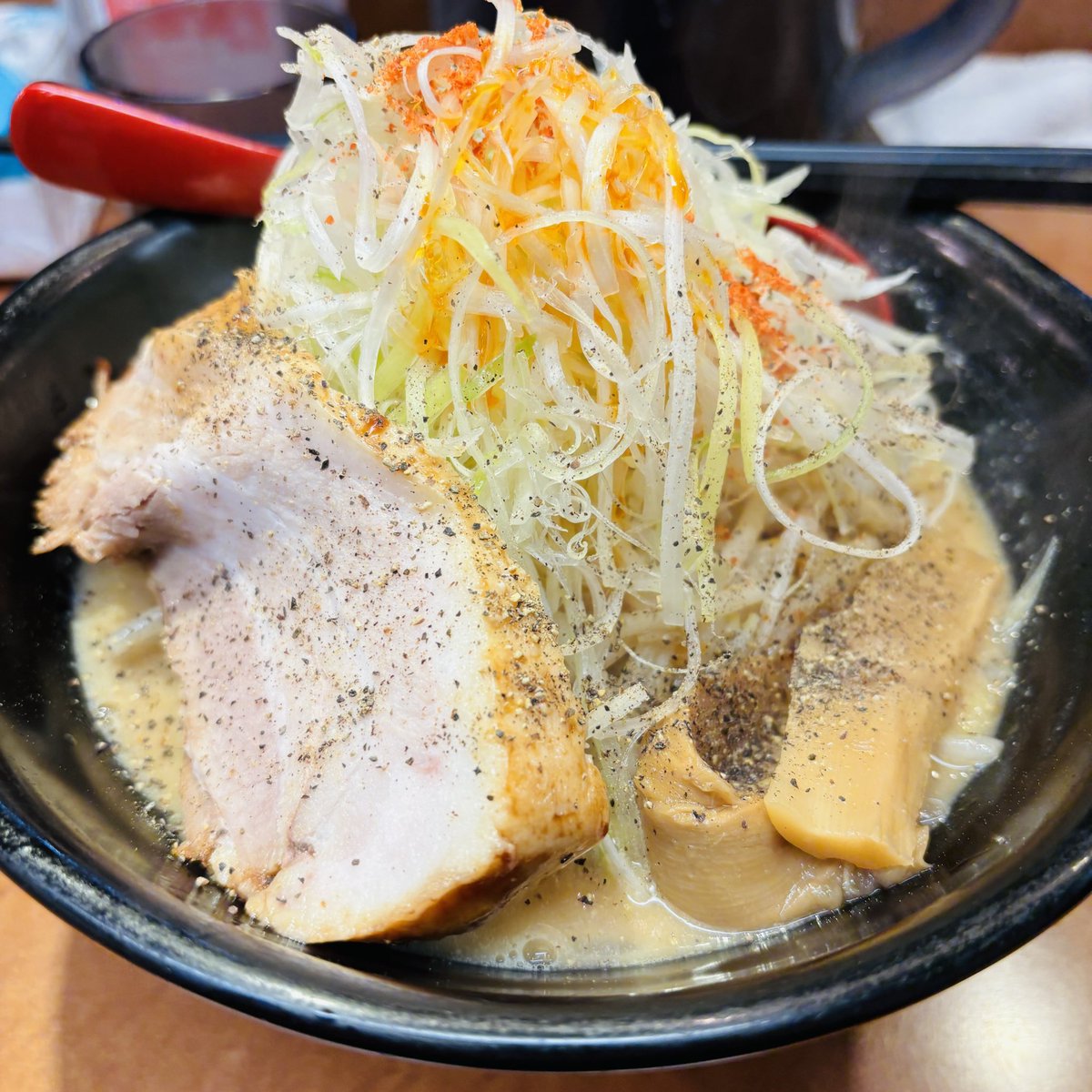 sho99999's tweet photo. ネギモリモリの味噌ラーメン🍜をいただいています。 https://t.co/PpnUQBrGwN