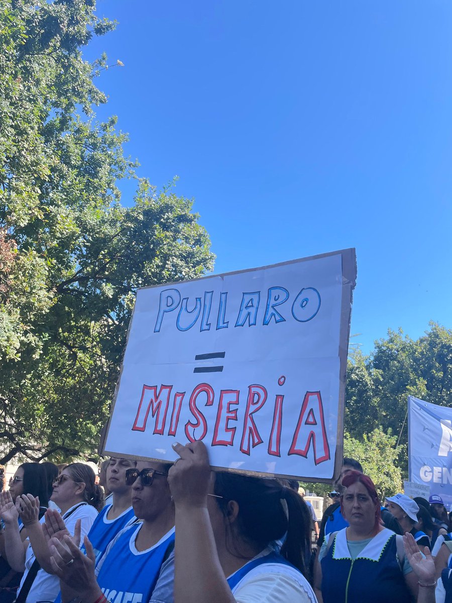 mariano_bar's tweet photo. Algunas fotos que saqué recientemente de la movilización de los docentes en Santa Fe que es muy nutrida. Soy fotoperiodista ahora también. https://t.co/lgg2zabA50