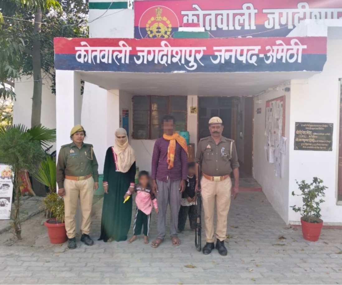 amethipolice's tweet image. खेलते समय रास्ता भटक गये 04 वर्षीय बच्चे को थाना जगदीशपुर पुलिस द्वारा सकुशल उसके परिजनों को किया गया सुपुर्द।
#amethipolice
#Operation_Muskan
#UPPCares
#Angel_in_Khaki
