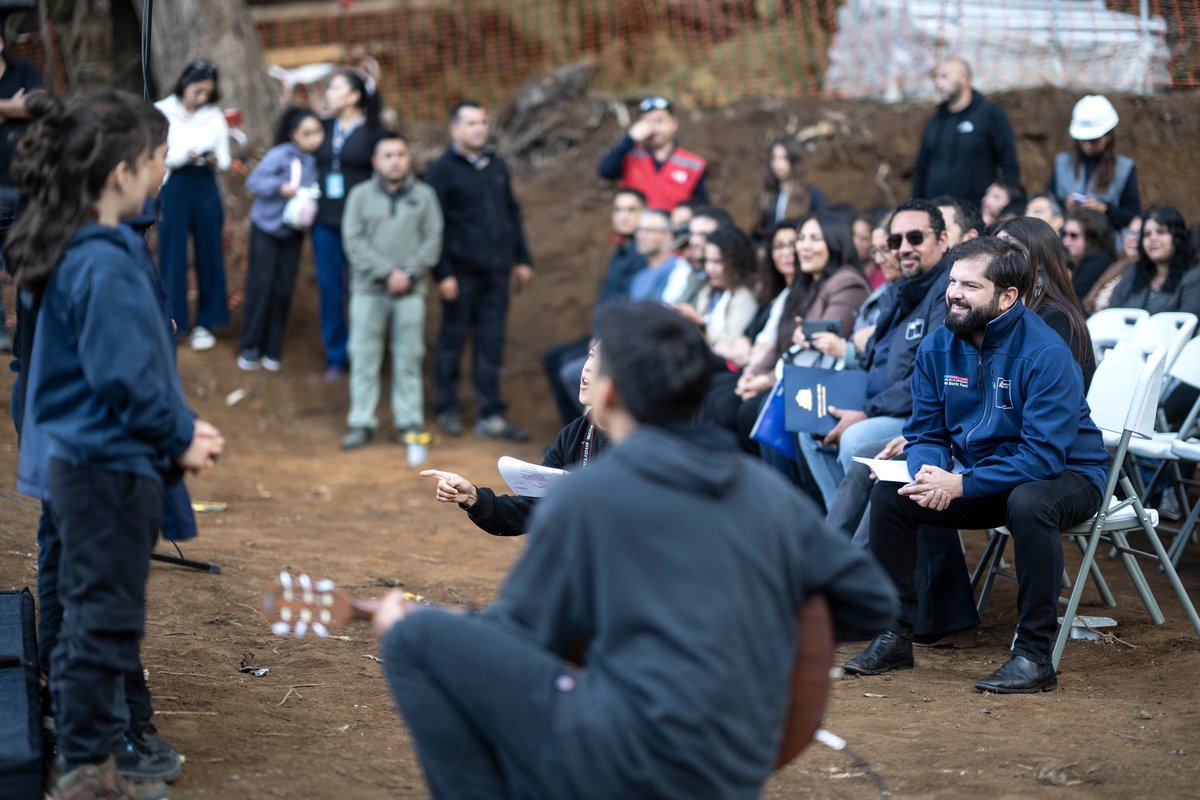 GabrielBoric's tweet photo. Desde Juan Fernández inauguramos el Año Escolar 2026 para todo Chile, con una buena noticia que ya no es sólo promesa, sino que es materialidad, con un proceso de construcción, movimiento de tierra, un diseño claro y en donde finalmente, después de tantos años de espera, estudiantes, profesoras y profesores de la comuna de Juan Fernández van a poder tener el colegio que se merecen.

Es un tremendo orgullo estar con la alegría de la política que dignifica cuando cumple sus promesas pensando en los niños y niñas a quienes debemos todo nuestro trabajo.
