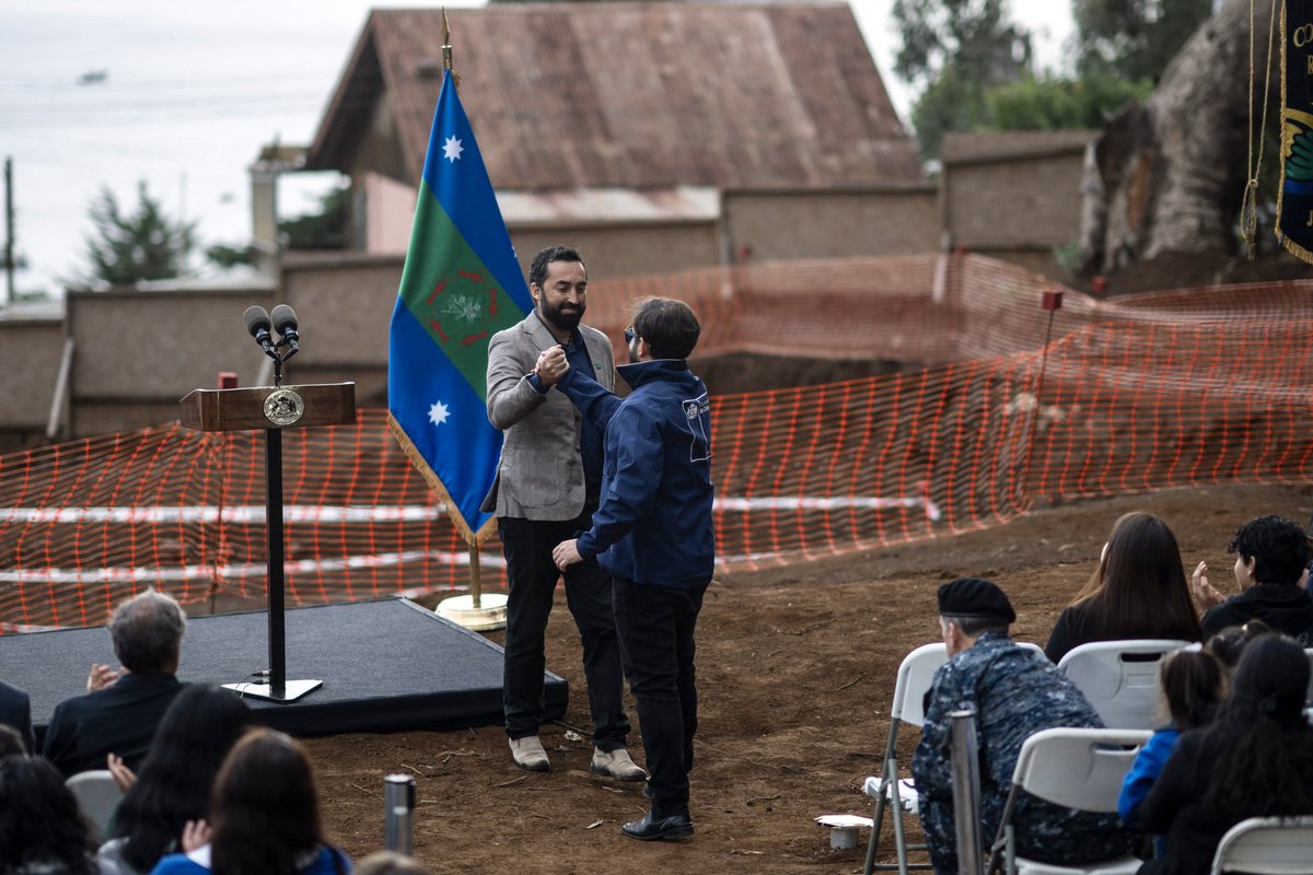 GabrielBoric's tweet photo. Desde Juan Fernández inauguramos el Año Escolar 2026 para todo Chile, con una buena noticia que ya no es sólo promesa, sino que es materialidad, con un proceso de construcción, movimiento de tierra, un diseño claro y en donde finalmente, después de tantos años de espera, estudiantes, profesoras y profesores de la comuna de Juan Fernández van a poder tener el colegio que se merecen.

Es un tremendo orgullo estar con la alegría de la política que dignifica cuando cumple sus promesas pensando en los niños y niñas a quienes debemos todo nuestro trabajo.
