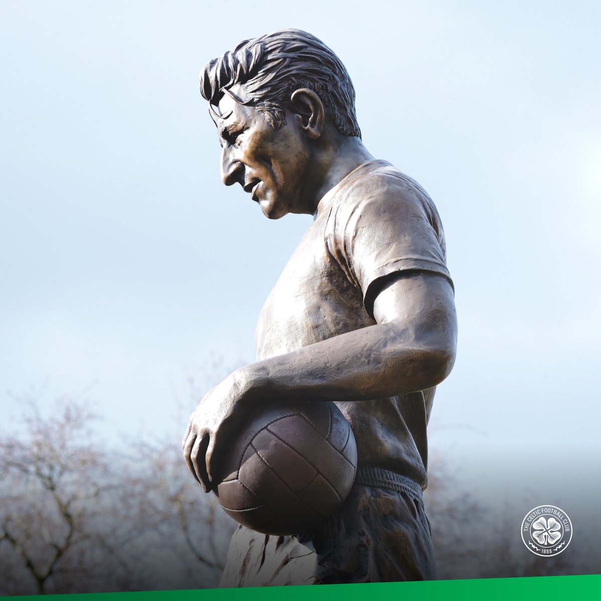 CelticFC's tweet photo. There were smiles, songs and more than a few emotional moments in Craigneuk on Saturday as a stunning statue of Celtic legend and Lisbon Lion, Tommy Gemmell was unveiled in his hometown 🦁💚

Read more ⤵️

#CelticFC🍀