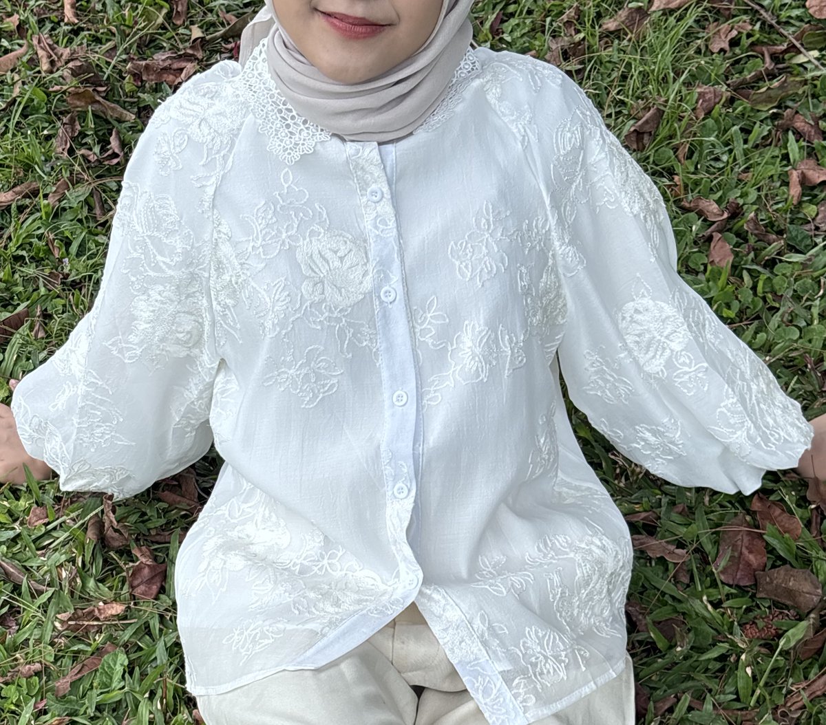 Baju cheongsam bentar dulu yaaa🙏🏻
Iziiiin beli blouse dari bahan katun embroidery  yang bisa di compare sama rokk tapi looksnya udah keliatan anggun✨