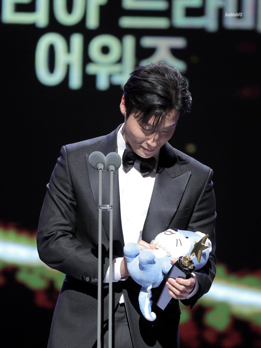 251011 16회 코리아드라마어워즈 KDF #허남준

하모 같이 받을 때부터 웃더니 
받자마자 냅다 들어올리는 거 볼 때마다 너무 커여움