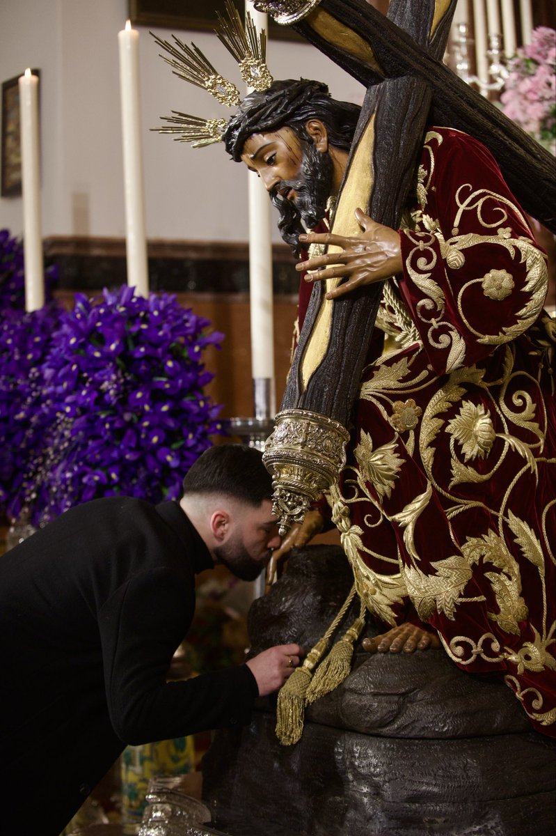Detrás de cada caída, siempre está tu mano ayudando a levantarnos.

Detrás de cada caída, nos enseñas, que levantarse también es parte de nuestro camino. 

Gracias, Señor. 💜