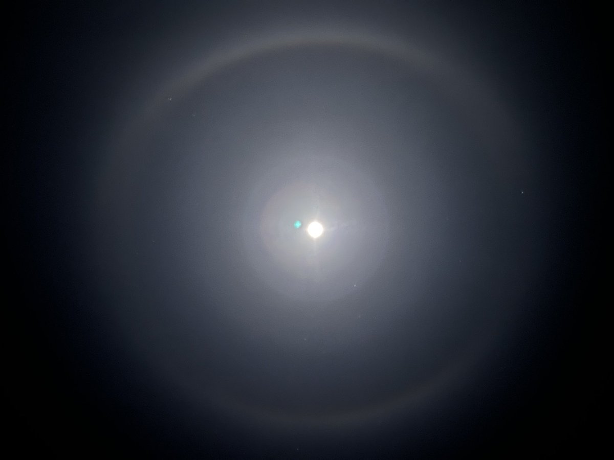 Majyutu0013's tweet photo. 月輪がとても綺麗🌕
あと数時間で十三月から満月になるの？
月面白いね https://t.co/K7r5TAOBgR