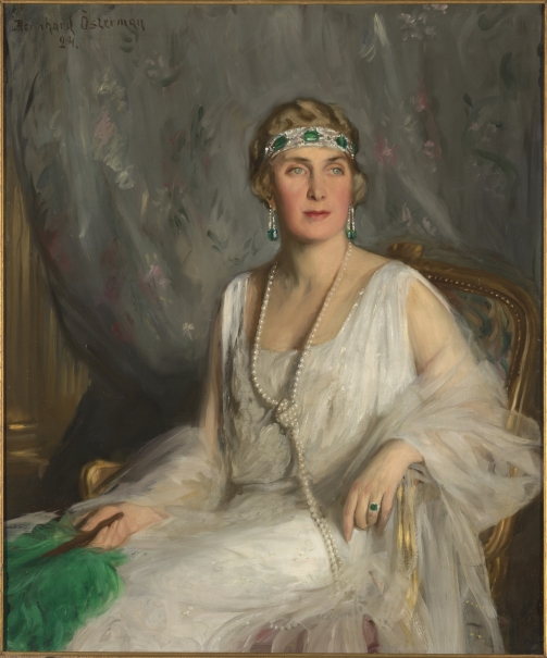 PatrimNacional's tweet photo. Victoria Eugenia retratada en 1924 por el pintor suizo Bernhard Östermanes, préstamo del @museodelprado para la exposición temporal “Victoria Eugenia”🤝

Captó la personalidad de la reina a través de su expresión y su mirada, también de su vestimenta y sus joyas de esmeraldas💚 https://t.co/J4PyIqb8W5