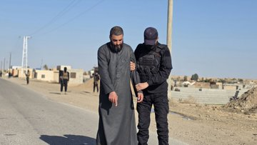 SaladinAlDronni's tweet photo. The General Intelligence Service in Syria thwarted an Islamic State plot to bomb a government convoy in Baghouz, conducting one of many arrests in recent campaign against the terror group's call to arms by its leadership. #SyriaB https://t.co/K1sV3YenYR