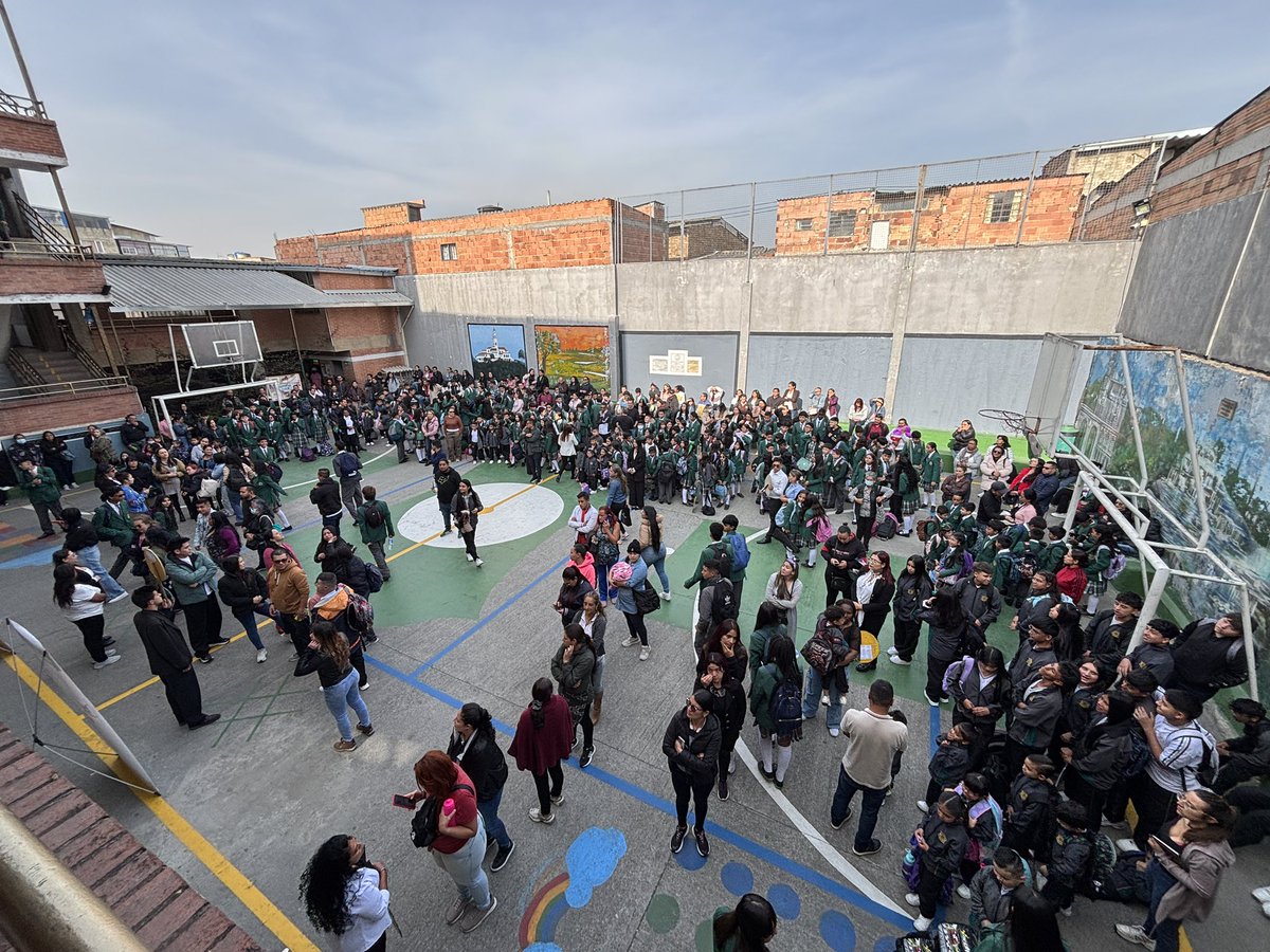 AngelicaLozanoC's tweet photo. Visitar mi Colegio Colombo Latino en 📍#Soacha me llena de nostalgia y felicidad💚

Hoy regresé a donde empezó todo. Reencontrarme con profes y gente tan linda me llena el corazón. Gracias por tanto cariño.

Ver a estos jóvenes con sueños, ganas y talento me recuerda por qué vale la pena seguir trabajando por más oportunidades para ellos. ¡Que nadie les diga que no pueden! ❤️‍🔥