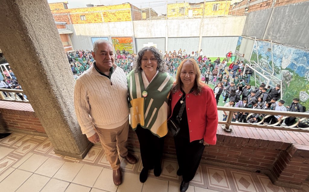 AngelicaLozanoC's tweet photo. Visitar mi Colegio Colombo Latino en 📍#Soacha me llena de nostalgia y felicidad💚

Hoy regresé a donde empezó todo. Reencontrarme con profes y gente tan linda me llena el corazón. Gracias por tanto cariño.

Ver a estos jóvenes con sueños, ganas y talento me recuerda por qué vale la pena seguir trabajando por más oportunidades para ellos. ¡Que nadie les diga que no pueden! ❤️‍🔥