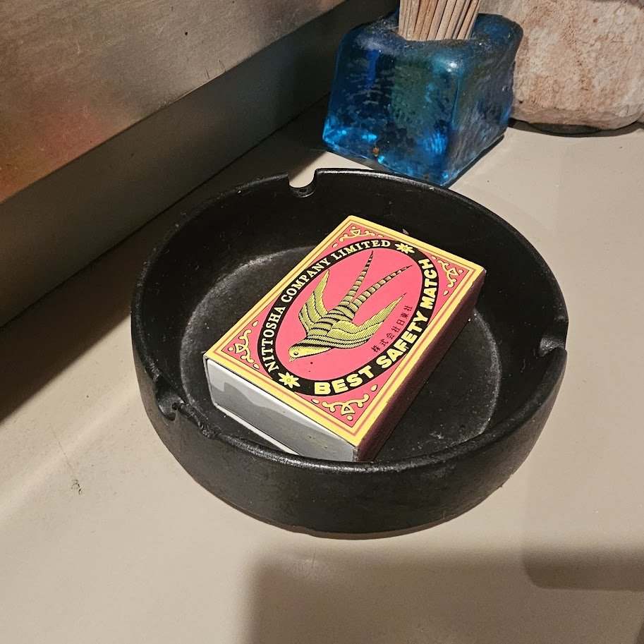 おはようございます。 私、魔女のキキ！ こっちはあらかじめ灰皿に