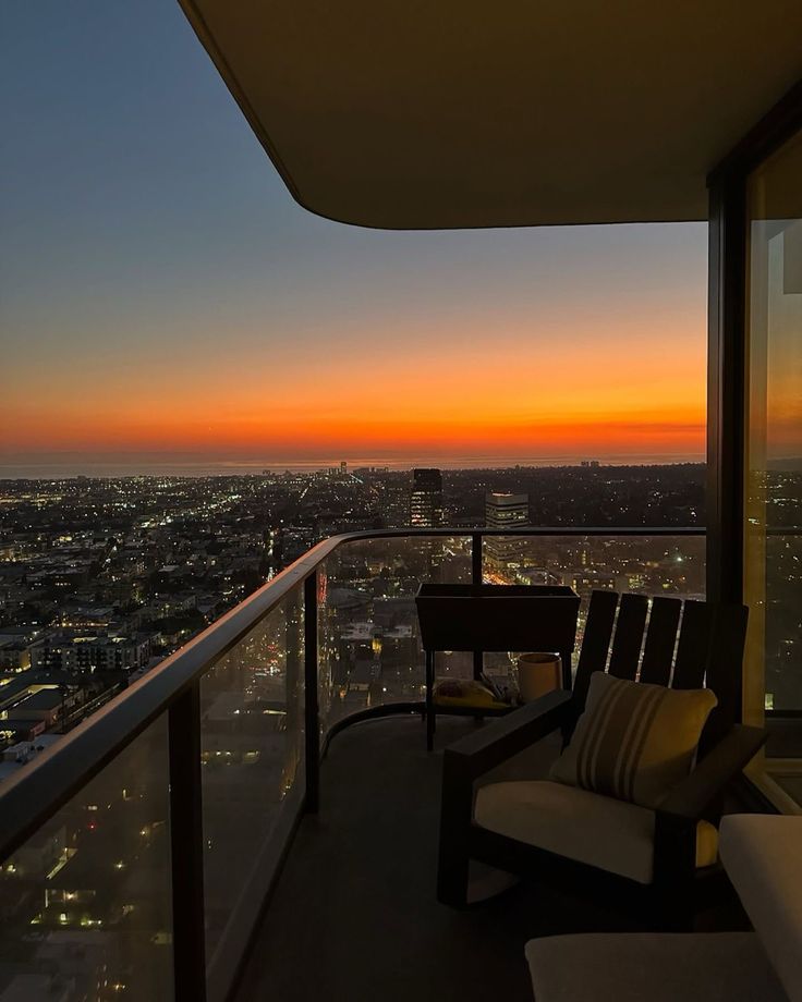 🌙 Good Evening CT.

Most creators are building on rented land. 🏠

They celebrate impressions 📊
but ignore ownership. 🔐

Algorithms decide visibility.
Trends decide survival.

And your best work disappears in hours. ⏳

That’s not growth.
That’s dependency.
Web2 gives you