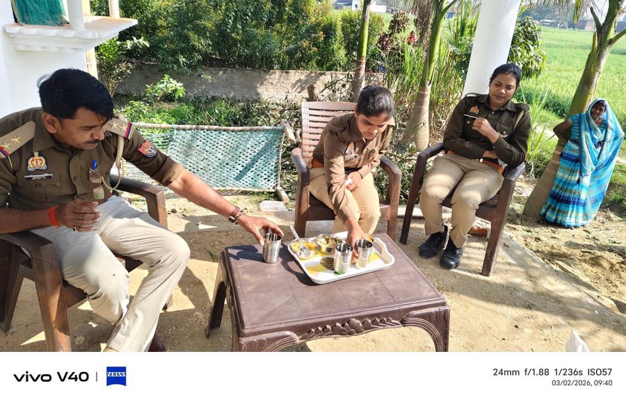 और तुम्हारा थाना प्रभारी वहां जाकर
चाय नास्ता उड़ा रहा और आरोपी के साथ
फोटो खिचा के उसका उत्साहवर्धन कर रहा..

समझ गए ना <a href="/ghazipurpolice/">Ghazipur Police</a>

लेकिन कल ये आवाज गाज़ीपुर की हर गली तक
पंहुचेगी.... कि गाज़ीपुर पुलिस करवाही के नाम पर चाय नास्ता करके मामला निपटा देती है
<a href="/adgzonevaranasi/">ADG ZONE VARANASI</a>