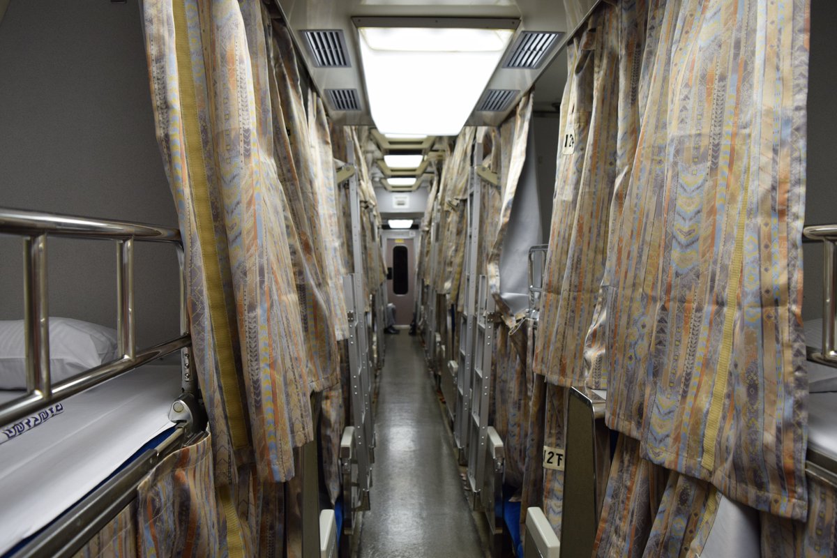 三段寝台や二段寝台は「夜行列車といえばコレ!」と思うくらいイメージ