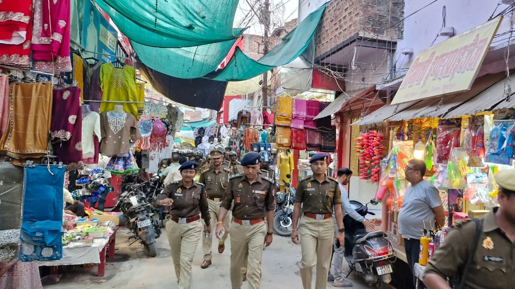 mirzapurpolice's tweet photo. #SP_Mirzapur #अपर्णा_रजत_कौशिक के निर्देशन में #ASP_Op. #ASP(UT) &amp; #CO_Chunar द्वारा होलिका दहन व होली पर्व सहित आगामी त्योहारो को सकुशल सम्पन्न कराने,कानून एवं शांति व्यवस्था को अक्षुण्ण रखने हेतु थाना चुनार के मिश्रित आबादी क्षेत्र में पर्याप्त पुलिस के साथ किया गया फ्लैग मार्च https://t.co/jkwNeO0RaT