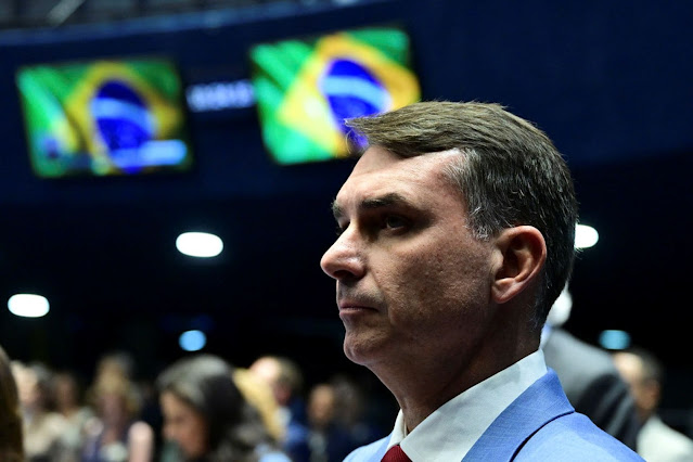 Pré-Candidato presidencial nas eleições de 2026, Flávio Bolsonaro apresenta PEC para acabar com a reeleição para presidente no Brasil

bastidoresdanet.com/2026/02/pre-ca…