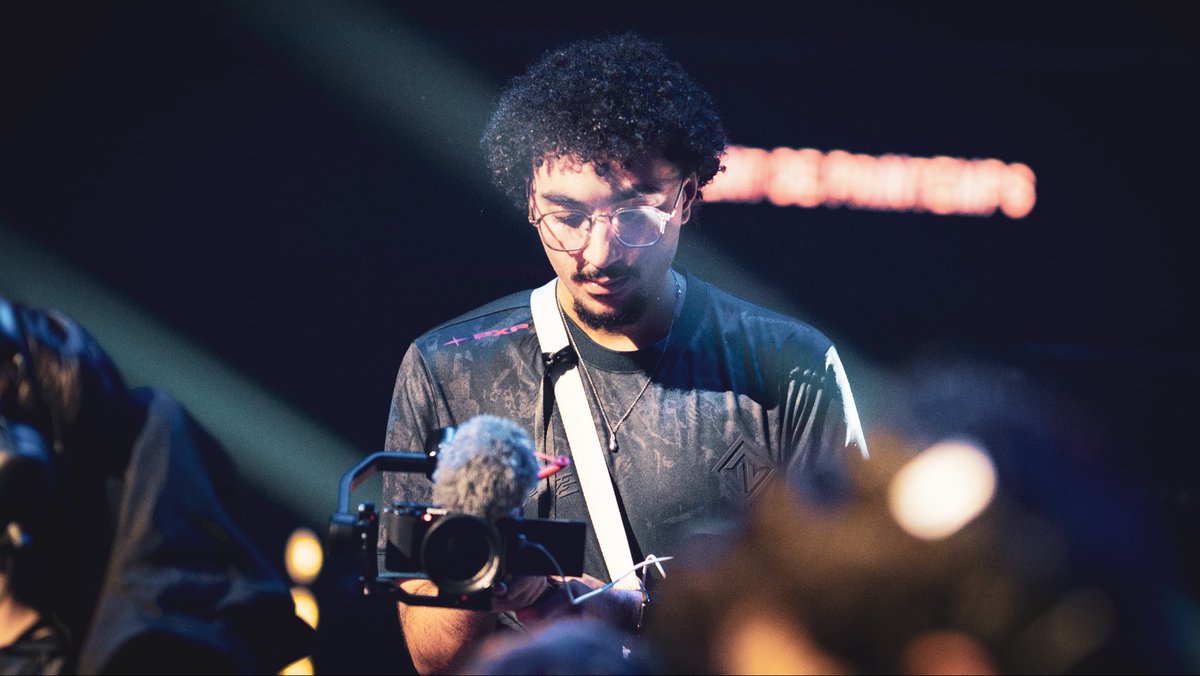 Urgent ‼️

Je cherche actuellement un CDD / CDI en montage vidéo et/ou Motion design, c’est assez pressé au vu de ma situation..

Mon portfolio : Playvac/.fr (lien en bio) 
Dispo en messages privés pour plus d’informations 🫡

RT &amp; FAV apprécié, merci 🫶🏼