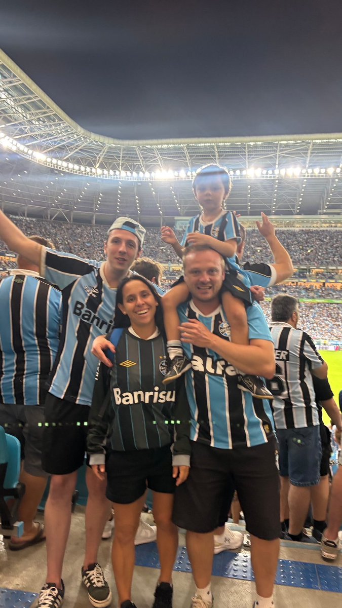 brustzimmermann's tweet photo. Momentos que marcam uma vida: 1º GREnal do Martín! https://t.co/RGEjkeOhd4