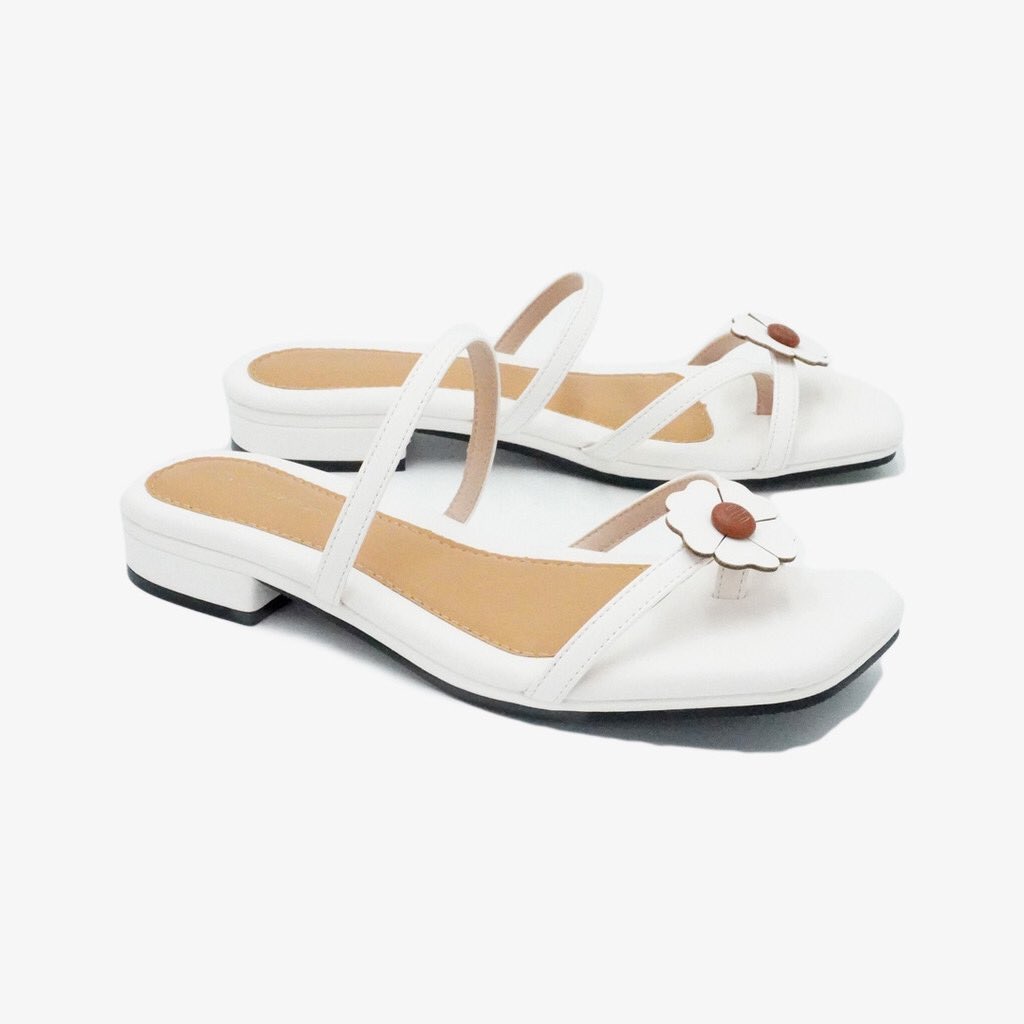 r0seschaines_'s tweet photo. Girls 🧚🏻‍♀️

Dr.Cardin pun ada jual heels tau 👀🤭

🛍️https://t.co/GzQgNgBOh4

#ShopeeWithSyiqin https://t.co/xbr3TRQ9iM