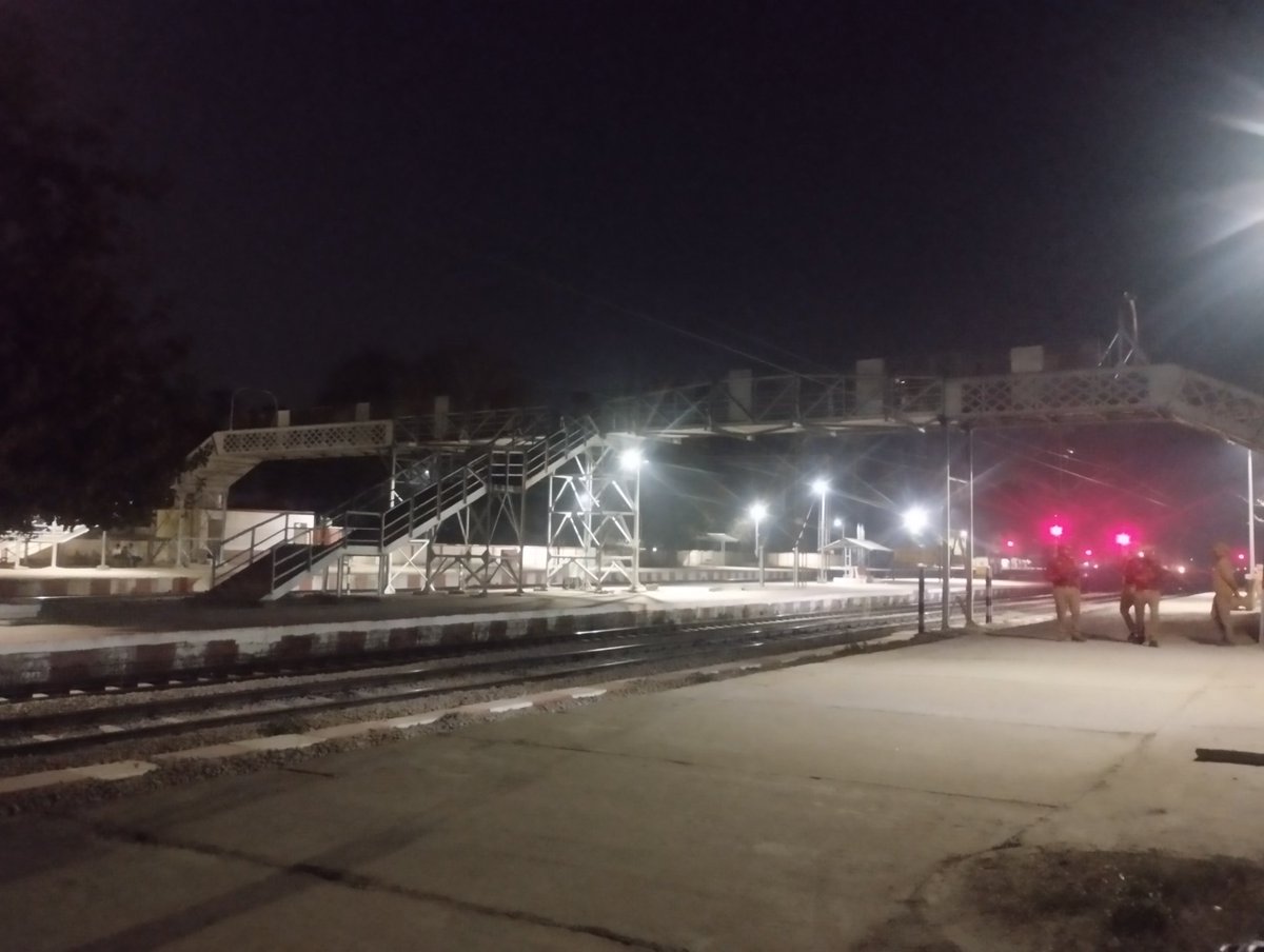 ramratan1204's tweet photo. जफराबाद जंक्शन पर पैदल पार पथ पर काफ़ी अंधेरा रहता है। जिससे काफी दिक्कत का सामना करना पड़ रहा है।
रेलवे से अनुरोध है कि इसको जल्द से जल्द ठीक कराने की कृपा करे।
@RailMinIndia @AshwiniVaishnaw https://t.co/KtiJc0iQYK