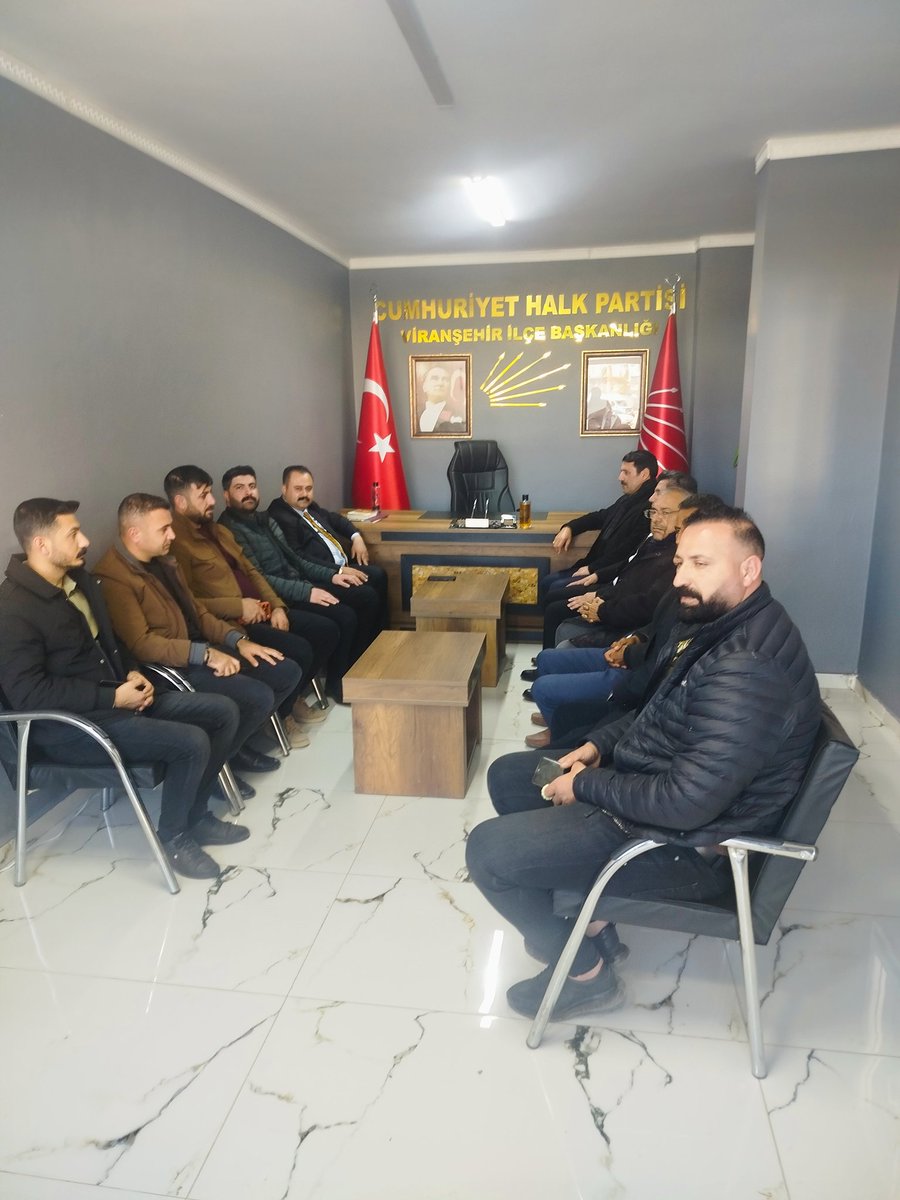 MustafaKILIER1's tweet photo. Viranşehir Belediye Başkanımız Sn Av. Serhat Dicle İnan, CHP Viranşehir İlçe Başkanlığı’mıza bir ziyaret gerçekleştirdi.

Viranşehir’imizin sorunları ve çözüm önerileri üzerine verimli bir görüşme yaptık.

Nazik ziyaretleri ve yapıcı yaklaşımları için kendilerine teşekkür ediyoruz.

@eczozgurozel @EnsarAytekin10 @MTanal @karadagferhatt @herkesicinCHP #viranşehir