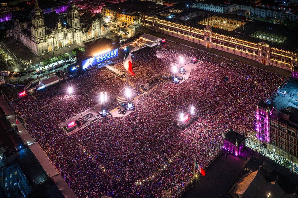 GCE_Multimedios's tweet photo. @shakira Rompe Récord en el Zócalo de la #CDMX 

El Zócalo rompio record de llenado con más de 400mil personas anuncio la jefa de #CDMX @ClaraBrugadaM miles de voces cantando al mismo tiempo en el gran concierto que ofrecio la cantante colombiana Shakira 

#ShakiraEnElZocalo https://t.co/MT7apJFM7u