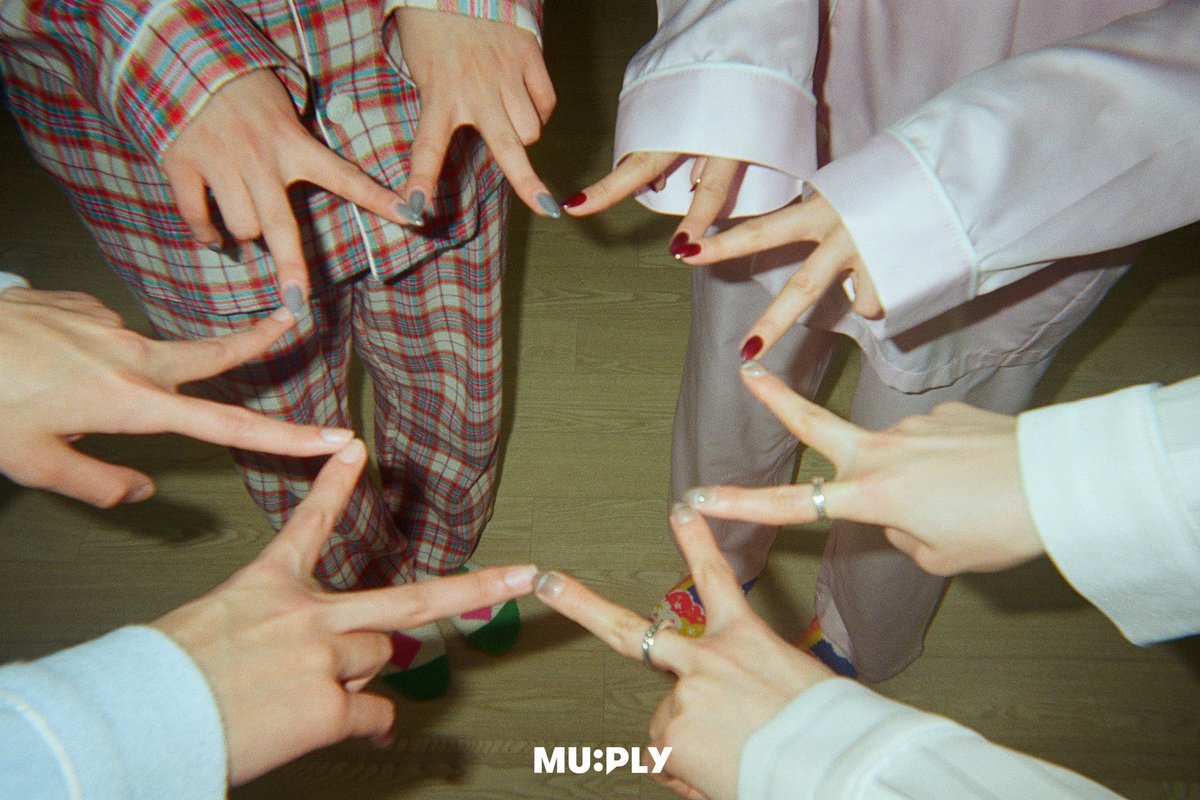MUPLY_PLAYLIST's tweet photo. #돌들의침묵 | @H1KEY_official

새학기를 맞이한 돌침 수련회에
언제 이렇게 장미가 폈지???!!!!
첫사랑 기억조작단 짱이키의 돌침
다들 기대해주는 거얌❤️

𝟯/𝟳 (토) 𝟴𝗣𝗠 돌들의침묵 하이키 편
MUPLY에서 확인하세요✨
#H1KEY #하이키 #나의첫사랑에게 https://t.co/nED2KLkSVG
