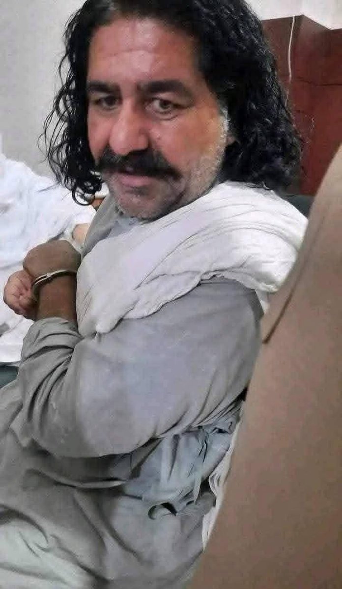 BilalYasirBjr's tweet photo. علی وزیر اس وقت سکھر جیل میں جن حالات کا سامنا کر رہے ہیں، وہ نہ صرف تشویشناک ہیں بلکہ انسانی حقوق کے بنیادی اصولوں پر بھی سوالیہ نشان ہیں۔ اطلاعات کے مطابق انہیں تنہا نظر بند رکھا گیا ہے لیکن اس تنہائی میں بھی سکون میسر نہیں اور بارک سے باہر نکلنے کی اجازت بھی نہیں دی جا رہی۔ اس کے ساتھ ساتھ ان پر دیگر قیدیوں سے ملنے پر بھی پابندی عائد ہے، جو قیدیوں کے بنیادی جیل حقوق کے خلاف تصور کی جاتی ہے۔

مزید سنگین بات یہ بتائی جا رہی ہے کہ انہیں ایک ذہنی معذور قیدی کے ساتھ ایک ہی بارک میں رکھا گیا ہے، جو مسلسل شور شرابہ کرتا رہتا ہے اور جسے مناسب طبی یا ذہنی نگہداشت میسر نہیں۔ رات کے پچھلے پہر جب جیل کی راہداریوں میں سناٹا اترتا ہے، اسی وقت وہ شور اور بے ترتیب چیخیں فضا کو چیر دیتی ہیں۔ علی وزیر کے لیے نیند ایک خواب بن چکی ہے۔ مسلسل بے خوابی اور ذہنی دباؤ نے انہیں شدید پریشانی میں مبتلا کر دیا ہے۔ ان پر دوسرے قیدیوں سے ملنے پر پابندی ہے، بارک سے باہر نکلنے کی اجازت نہیں، اور نہ ہی کھلی فضا میں چند لمحے گزارنے کی سہولت.

جیل انتظامیہ کی جانب سے تاحال اس حوالے سے کوئی باضابطہ مؤقف سامنے نہیں آیا۔ تاہم ان کے وکیل کے مطابق اس حوالے سے سندھ ہائی کورٹ میں کیس دائر کیا ہے۔

عدنان بیٹنی