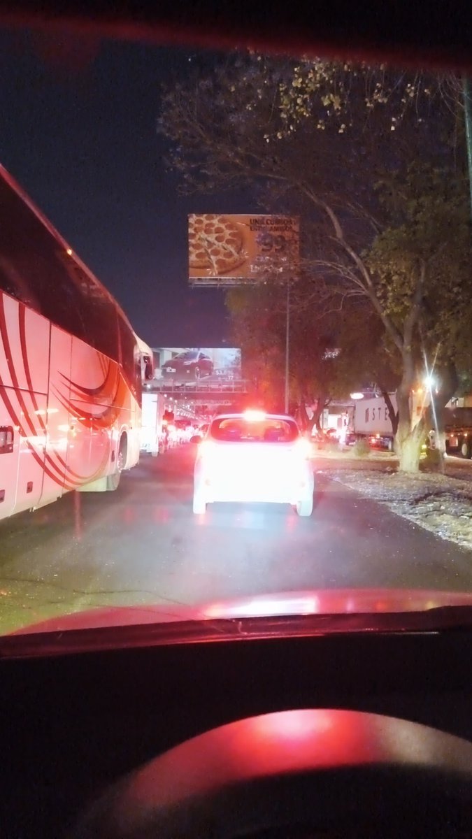 Ivansan86's tweet photo. @telediario detenido por mala planeación periférico Norte #Tlalnepantla #Naucalpan #juntalocaldecaminos @delfinagomeza @C5Edomex ayuda!!! https://t.co/kTlLvGt3Dy