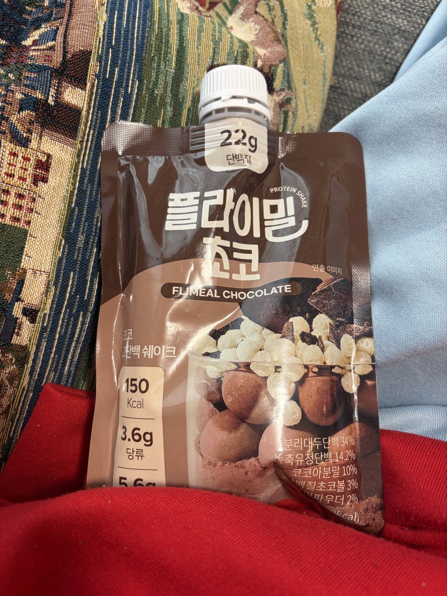 9_manatee_6's tweet photo. 朝：フライミールシェイク チョコ
夕：野菜炒め&amp;白米（一握り）、納豆
夜：カニカマ、ギリシャヨーグルト
間食：板チョコ、ミックスナッツ

みんな聞いて、今日ね、ジムの体組成計で測ったら体内年齢18歳だったの！
これが良いことなのか悪いことなのかは知らんが若いってことで嬉しかった https://t.co/OZWKIKGh1I