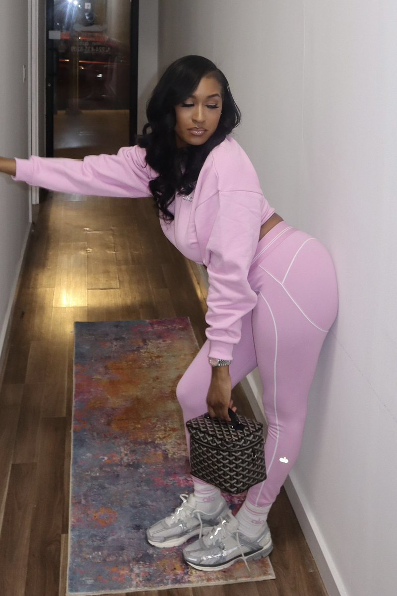 brnzebombshell_'s tweet photo. Pretty in pink 🎀😍 https://t.co/qQI1r0NPM8