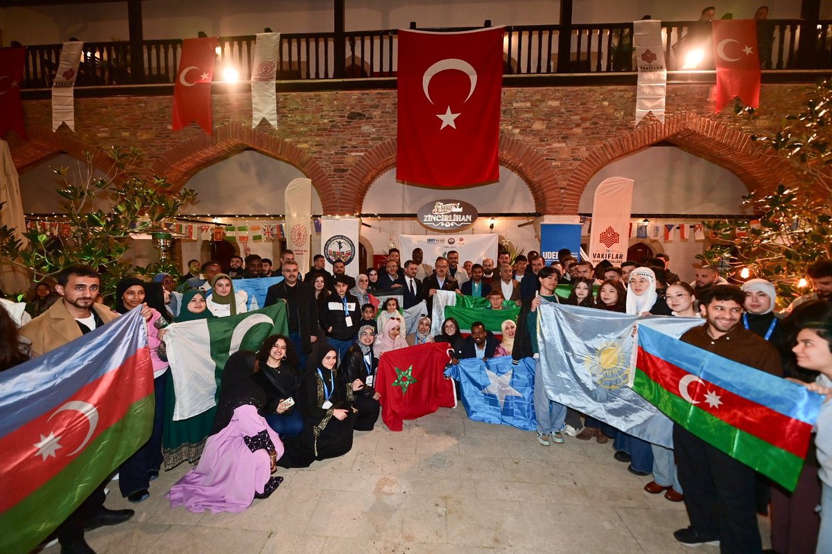 aydinuod's tweet photo. 9. Geleneksel Uluslararası Öğrenci İftarı 🌙✨

Bu yıl 9.sunu düzenlediğimiz Geleneksel Uluslararası Öğrenci İftarımızı ilimizin protokolü ve öğrencilerimizin katılımıyla çoşku içinde gerçekleştirdik. https://t.co/CX9tPeBNE9