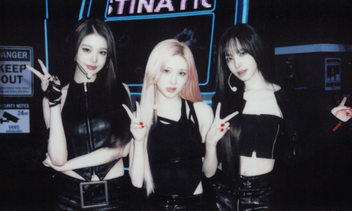 ivewonyounge's tweet photo. you’ll find these angels in the blackhole, wanna try? 🖤 https://t.co/3WR3z774mR