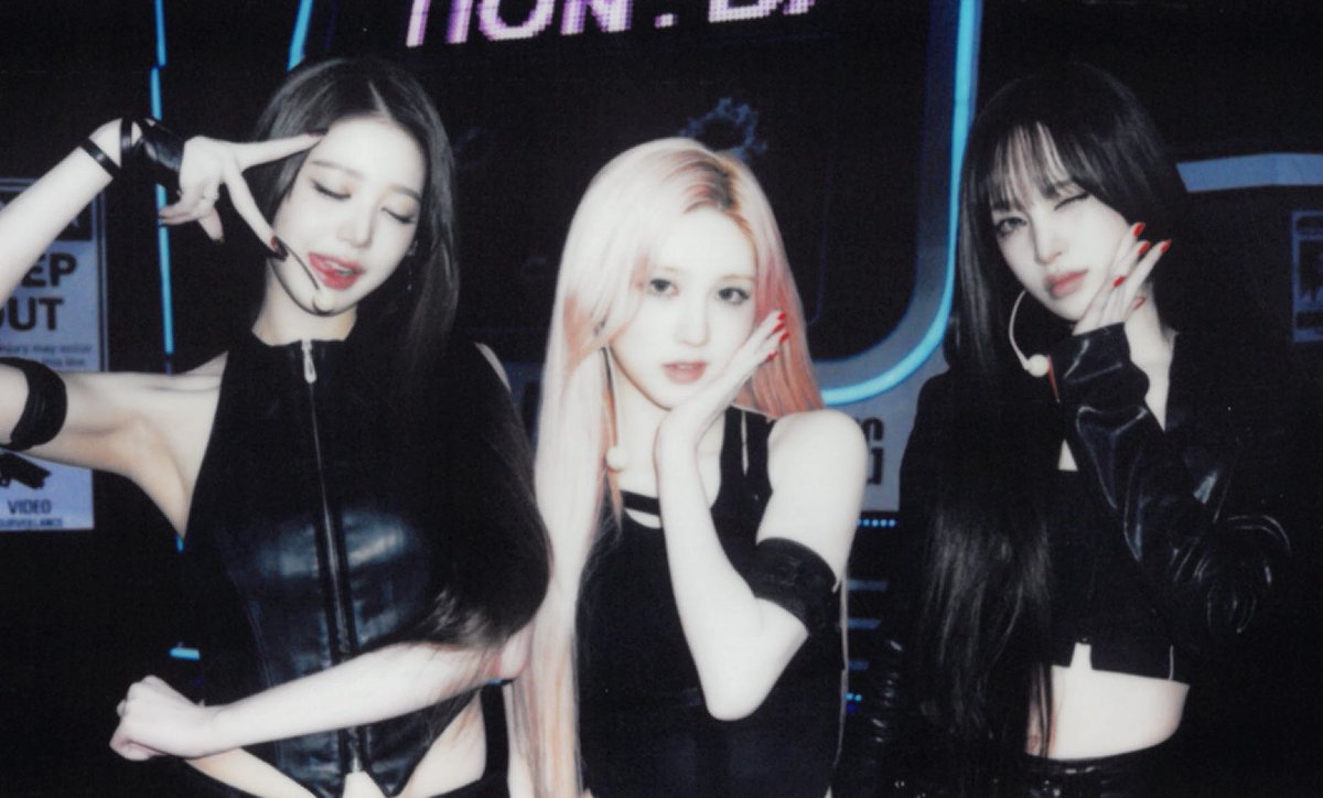 ivewonyounge's tweet photo. you’ll find these angels in the blackhole, wanna try? 🖤 https://t.co/3WR3z774mR
