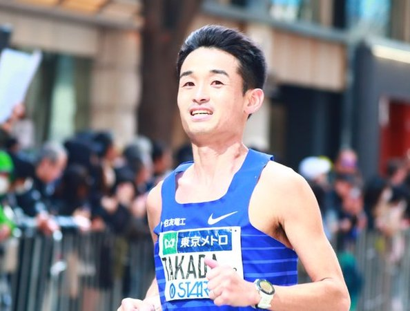 ekiden_navi's tweet photo. 【#東京マラソン2026】 
▶延長戦、終了

高田康輝(住友電工)2:14:41    
＊今日引退発表

早稲田大卒。大学時には主将を務め、箱根2区区間賞も。本来、23年東京で引退を考えていたがサブ10でワイルドカードで今日に至る。ゴール後は大���選手と渡辺康之さんに迎え入れられ有終の美を飾った。 https://t.co/SAkl0IKyMM