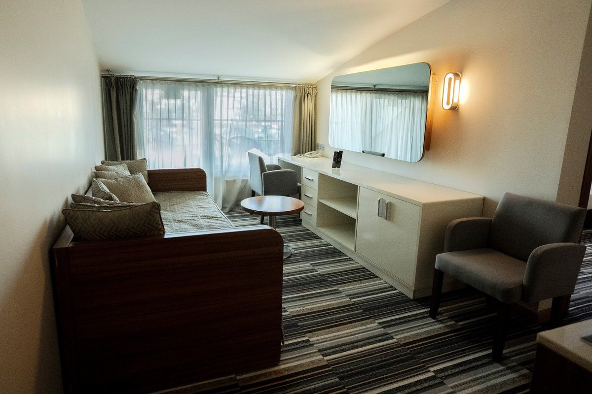 MimiAnkara's tweet photo. Designed for focus.
Comfort built for long days in the city.

A spacious Suite Room with a dedicated workspace, natural light, and everything you need for a productive stay in Ankara.

Mimi Hotel Ankara
https://t.co/CtnK2aJB7I https://t.co/djMzmVmVeQ