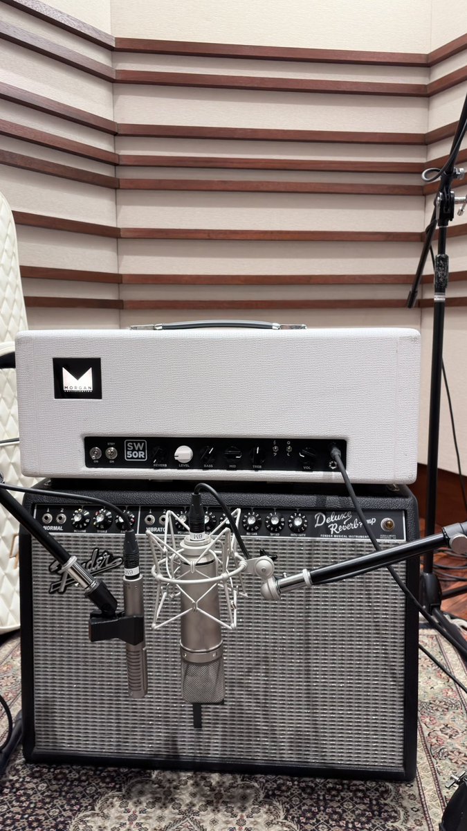 ASH_officialjp's tweet photo. 本日はレコーディングでした!
Firebirdでひたすらスラップという初体験の1日。
ありがとうございました!
詳細はまた後日😌
ちなみにこの謎のアンプの組み合わせがすごい音良かった。
デラリバは全然関係なくて、キャビとしてスピーカーだけ鳴らしてます。 https://t.co/nYHrAWNX9V