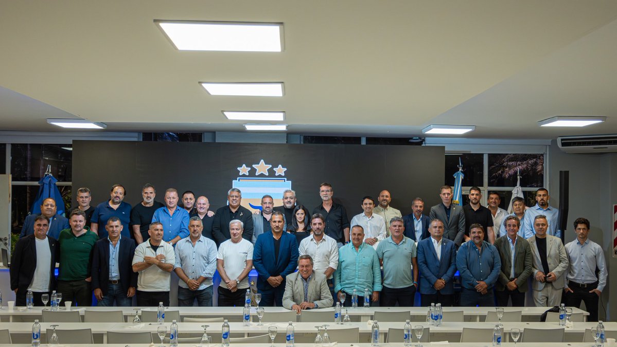 Martes al mediodía hay reunión de comité ejecutivo de los dirigentes de AFA. 
Se conversará sobre la decisión de sostener o no el paro. 
El impulsor de la idea es mirado de reojo porque las repercusiones no fueron buenas.
Se hará?