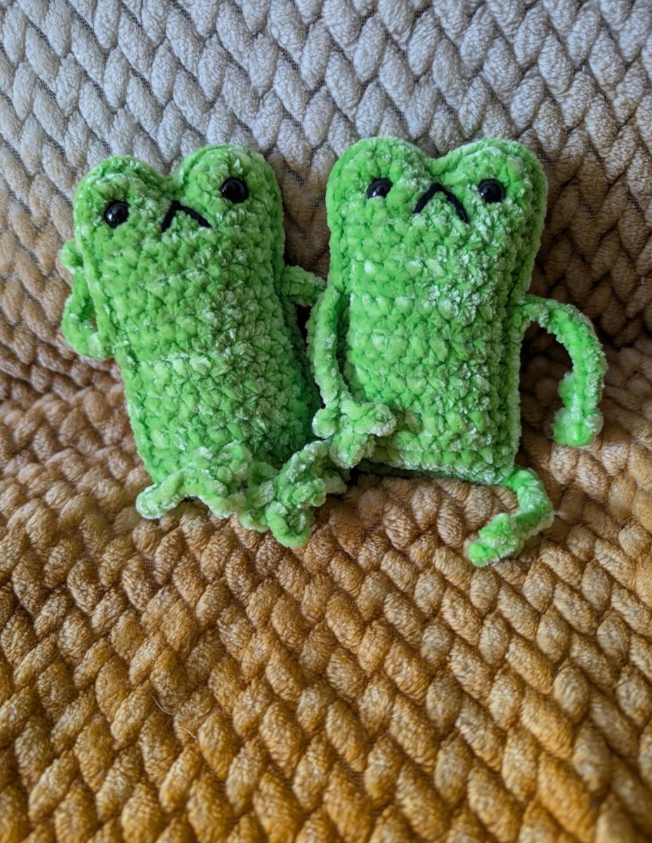 hookedhoneybee's tweet photo. I love these silly little squished frogs so much 🐸
#frogplushie #crochetfrog #crochetplushie #froglovers #crochetfrogplush https://t.co/p3sxRKn3vE