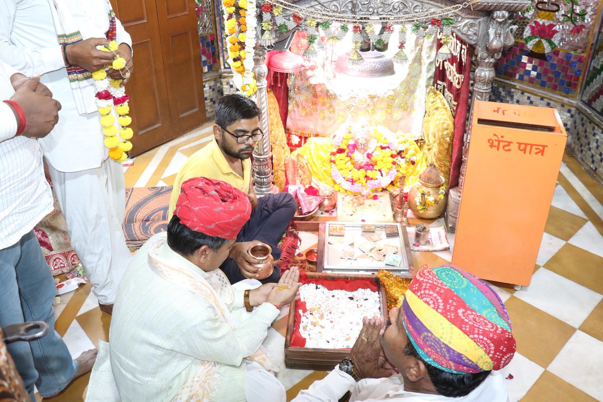 drmahendrabjp's tweet photo. "जय बाबे री! खम्मा खम्मा हो अजमाल जी रा कंवरा।"
आज रुणिचा धाम में बाबा रामदेव जी के दर्शन करने का परम सौभाग्य प्राप्त हुआ। बाबा के चरणों में शीश नवाकर सुख, शांति और समृद्धि की प्रार्थना की।
#Ramdevra #BabaRamdevJi #runichadham #pokaran @BJP4India @BJP4Rajasthan https://t.co/0G3UH5wUig