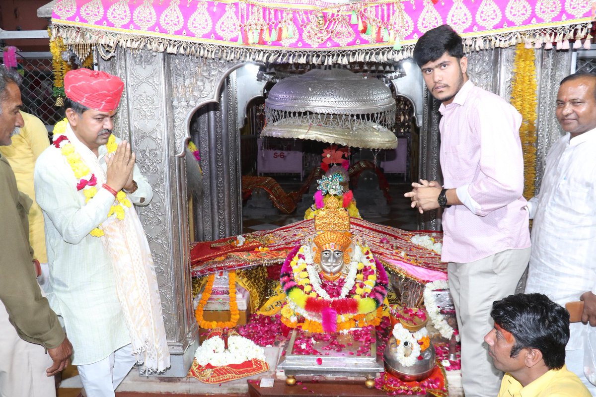 drmahendrabjp's tweet photo. "जय बाबे री! खम्मा खम्मा हो अजमाल जी रा कंवरा।"
आज रुणिचा धाम में बाबा रामदेव जी के दर्शन करने का परम सौभाग्य प्राप्त हुआ। बाबा के चरणों में शीश नवाकर सुख, शांति और समृद्धि की प्रार्थना की।
#Ramdevra #BabaRamdevJi #runichadham #pokaran @BJP4India @BJP4Rajasthan https://t.co/0G3UH5wUig