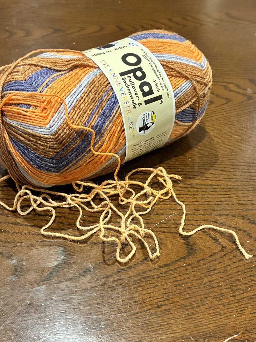 ソックニッターになる人の気持ちがわかる気がするくらい靴下編むの楽しくなってきたうえにopalの糸端チャレンジ成功してテンション上がってる